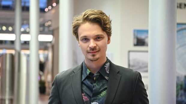 Ohohoh! Roope Salminen pinkaisi kesken lähetyksen puskapisulle – kuva Roope Salminen