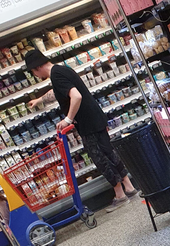 Aki nappasi autokärryynsä jugurttia tarkan harkinnan jälkeen.