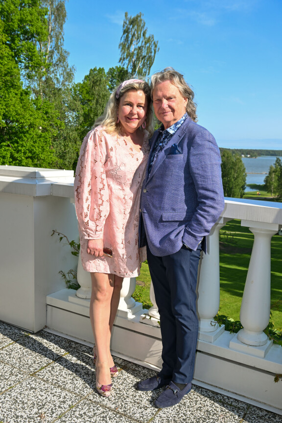 Pauliina Visuri ja Pepe Willberg edustivat tyylikkäinä Haikon kartanon kesäterassilla.
