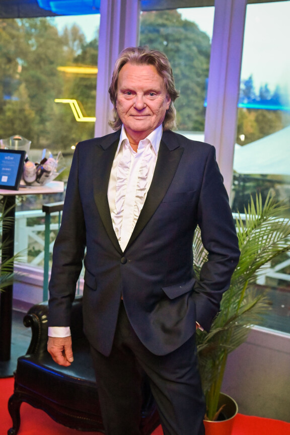 Legendan pettämätön tyyli. Pepe lukeutuu Suomen tyylikkäimpiin laulajiin.