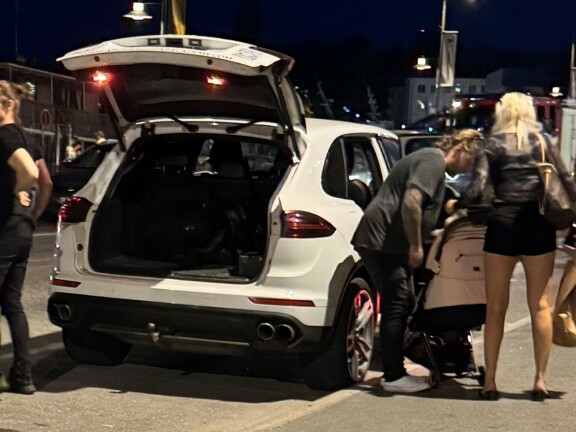 Archie ja Iida pakkasivat yhdessä auton, mutta hymy ja nauru loisti tipotiessään.