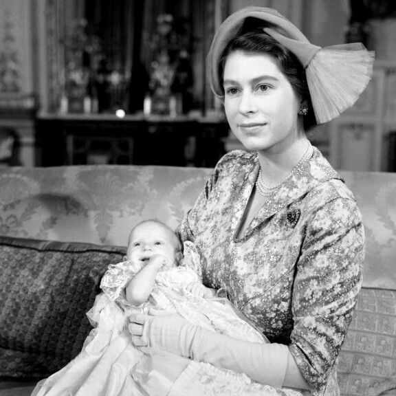 Huumattuna hoidetun synnytyksen jälkeen Elisabet lähti vikkelästi esittelemään lapsensa maailmalle. Kuvassa prinsessa Anne ristiäisten jälkeen.
