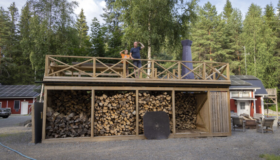 Mökkipihan keskellä komeilee mottitorni, jonka katolta avautuvat upeat näkymät järven suuntaan.