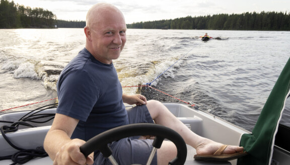 – Tämä on ollut tämän kesän ykkösjuttu, Stefan naurahtaa vetäessään poikaa perässään veneellä.