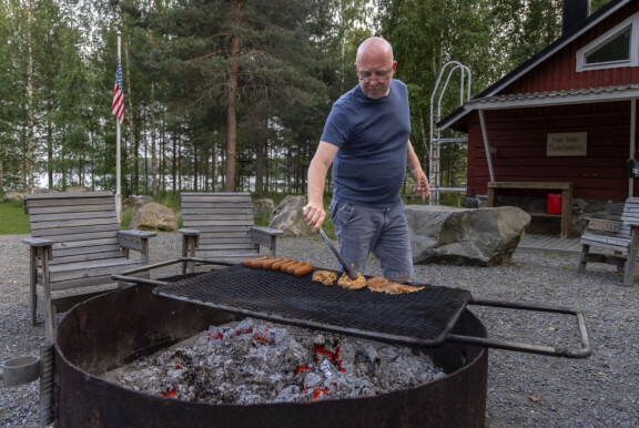 Grillaus kuuluu luonnollisesti tähtikokin mökkiaktiviteetteihin.