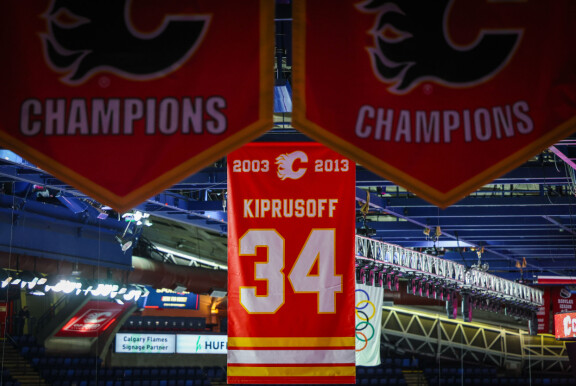 Miikka Kiprusoffin pelinumero jäädytettiin ja nostettiin Calgary Flamesin kotihallin kattoon.