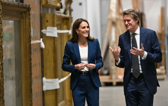 Kate ja museon johtaja tutustuivat kokoelmiin, joista Kate kuratoi oman näyttelyn.