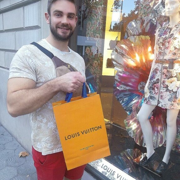 Lauri hankki rakkaalleen Louis Vuitton -designlompakon. Komistus alkoi seurustella uuden kultansa kanssa viime kesänä. Lauri hankki rakkaalleen Louis Vuitton -designlompakon. Komistus alkoi seurustella uuden kultansa kanssa viime kesänä.