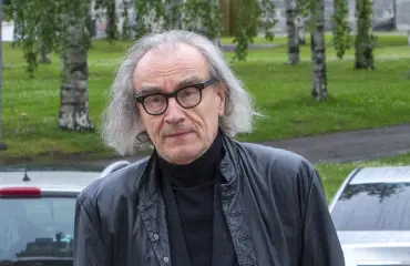 Esa Saarinen herätti huomiota juhlissa – Pipsa-vaimo joutui turvautumaan apuvälineeseen!