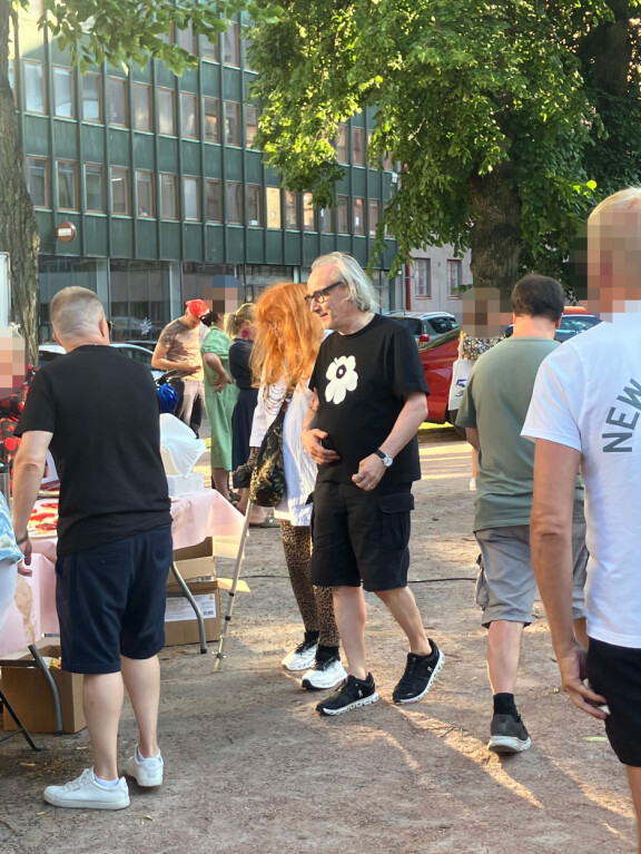 Esa ja Pipsa saapuivat hissuksiin, mutta heidät huomattiin heti.