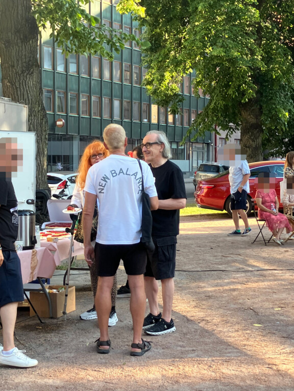 Erityisesti parilla ihmisellä tuntui olevan Esalle paljon asiaa.