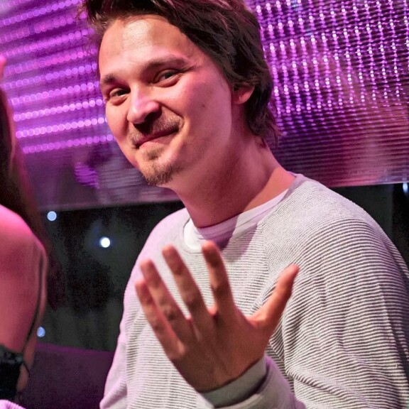 Ohohoh! Roope Salminen pinkaisi kesken lähetyksen puskapisulle – kuva Roope Salminen