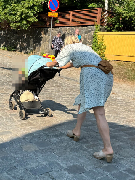Kesäpaahteesta huolimatta Laura kulki päättäväisesti eteenpäin.