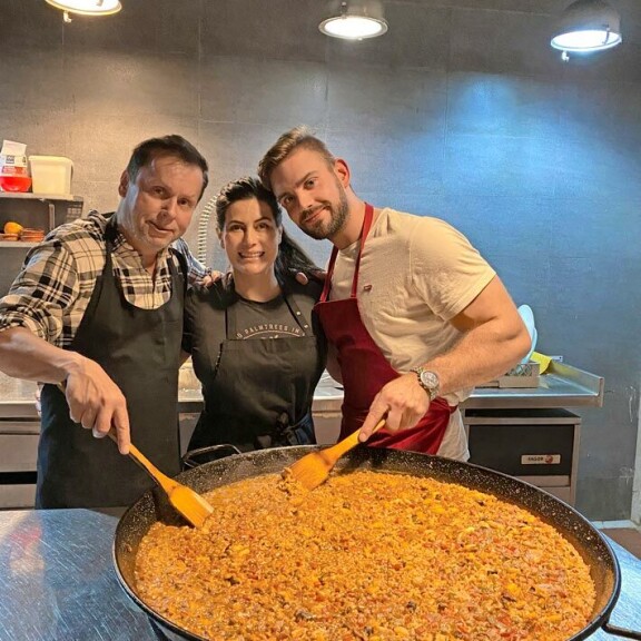 Aitoespanjalainen paellakurssi oli Laurille elämys. Mister sai kokkailla Timo Salmesmaan ja Nydian seurassa. Aitoespanjalainen paellakurssi oli Laurille elämys. Mister sai kokkailla Timo Salmesmaan ja Nydian seurassa.