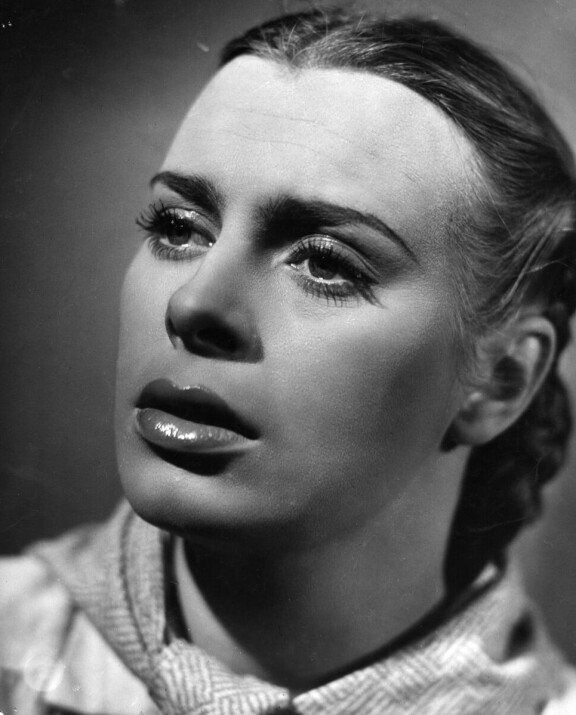 Kirsti Ortola hyväksyttiin Suomen Teatterikouluun 1945. Koulusta valmistuttuaan hän sai ison roolin elokuvasta Koskenkylän laulu (kuva).