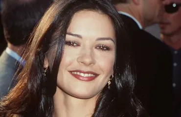 Mikä muodonmuutos! Tunnistatko vielä Catherine Zeta-Jonesia?