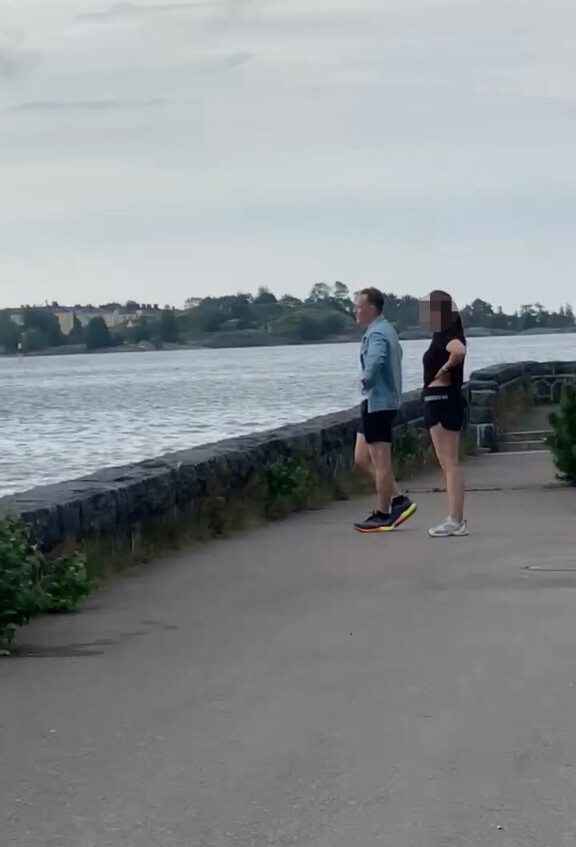 Markuksen ja naisen lenkki keskeytyi, kun he jäivät seisoskelemaan Kaivopuiston ja Olympiaterminaalin välimaastoon.