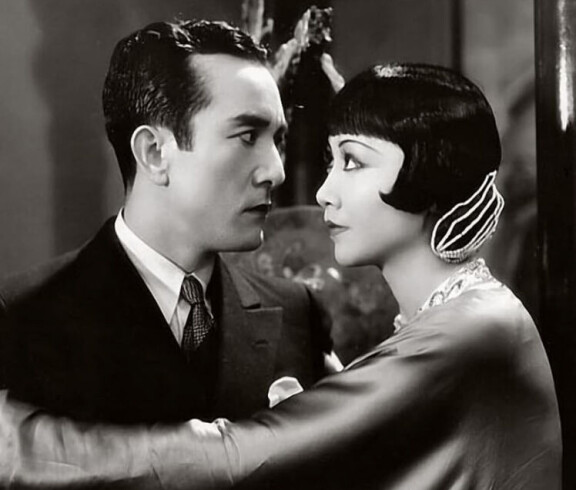 Daughter of Dragon oli Sessuen uralla floppi, jonka jälkeen hän pakeni jo toistamiseen Hollywoodista. Vastanäyttelijänään hänellä oli Anna May Wong.