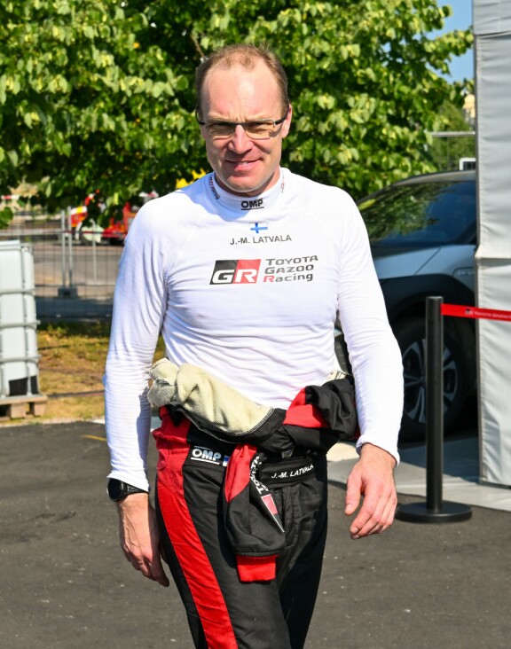 Jari-Matti Latvala povaa voittoa Kalle Rovanperälle.