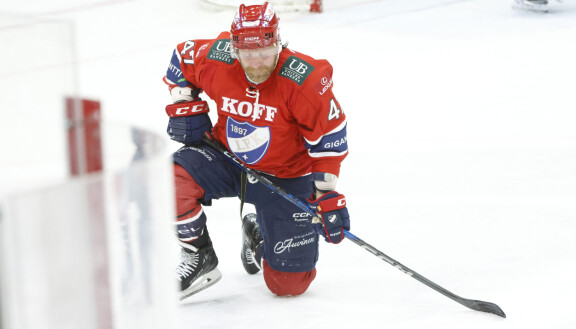 Leo Komarov pelasi kaksi viime kautta HIFK:ssa. Aika Stadin punaisissa jäi enemmän tai vähemmän piippuun.