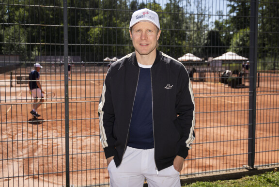 Leo Komarovilta käy myös tennis.