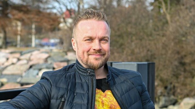 Julkkishypnotisoija Sami Minkkisen velkahelvetti: vaimon nimiin siirrettyä firmaa haetaan konkurssiin Sami Minkkinen