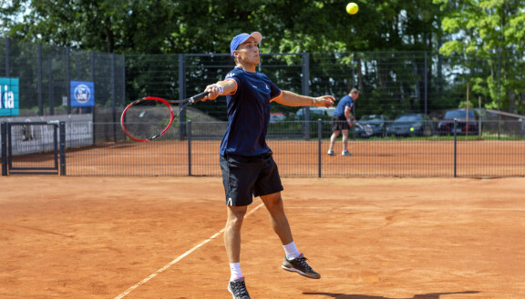 Valtteriilta käy myös tennis.