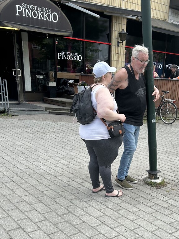 Juha joutui syystä tai toisesta nojaamaan lyhtypylvääseen Bar Pinokkion edessä.