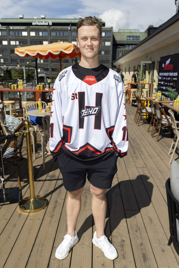 Valtteri osallistui 2. elokuuta St Hockey Tourin julkkisotteluun.