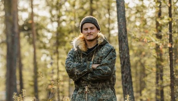 Eetu työskentelee kalanjalostajana Siikalatvalla.