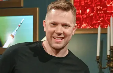 Juha Perälä jakoi kuvan oudoista jaloistaan: "Miten v*tun pitkät varpaat sulla on?"
