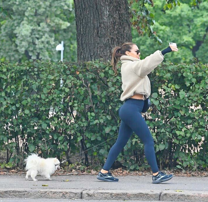 Sofia on tuttu näky ulkoilemasta Bambi-koiransa kanssa Helsingin keskustassa. Sofia nähtiin viikonloppuna Stefun sairaalan lähellä. Kaunotarta kiinnosti enemmän somettaminen kuin ex-rakkaan tapaaminen.