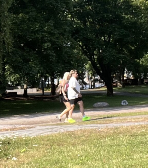 Pariskunta oli pukeutunut pirtsakoihin väreihin.