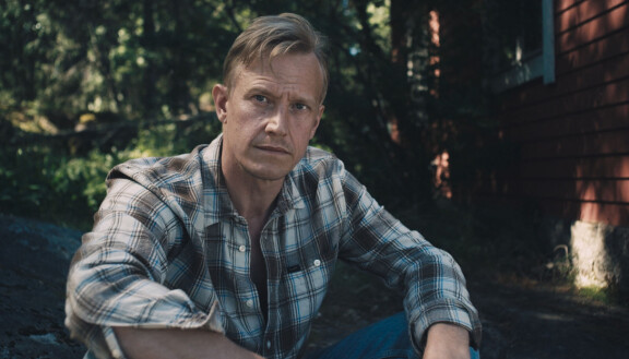 Aikuisena Anton (Rasmus Slätis) käyttää nimeä Silas ja piilottelee suurta salaisuutta.