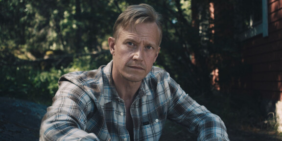 Aikuisena Anton (Rasmus Slätis) käyttää nimeä Silas ja piilottelee suurta salaisuutta.