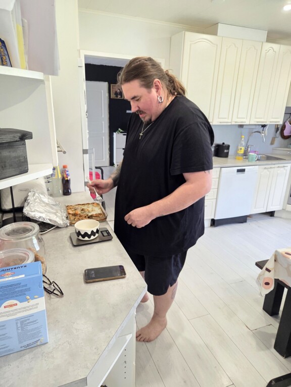 Antti esitteli aiemmin kesällä Seiskalle uuden arkirutiininsa lihavuusleikkauksen jälkeen. Niihin kuuluu muun muassa ruoan määrän tarkka puntarointi keittiövaa'alla.