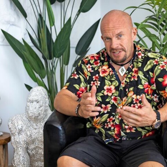 Koskaan aiemmin Henry ei ole paljastanut salattua taustaansa. Hän avautuu elämästään uudessa Seiska.fi:n alkuperäissarjassa Miljonääri-Henkka, josta nähdään uusi jakso aina keskiviikkoisin ja lauantaisin. Koskaan aiemmin Henry ei ole paljastanut salattua taustaansa. Hän avautuu elämästään uudessa Seiska.fi:n alkuperäissarjassa Miljonääri-Henkka, josta nähdään uusi jakso aina keskiviikkoisin ja lauantaisin.