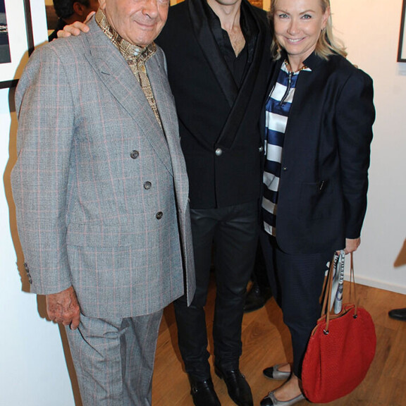 Mohammed Al-Fayed (vas.) poseerasi gallerian avajaisissa Karim-poikansa ja Heini-vaimonsa kanssa. Kuva vuodelta 2013. Fayed
