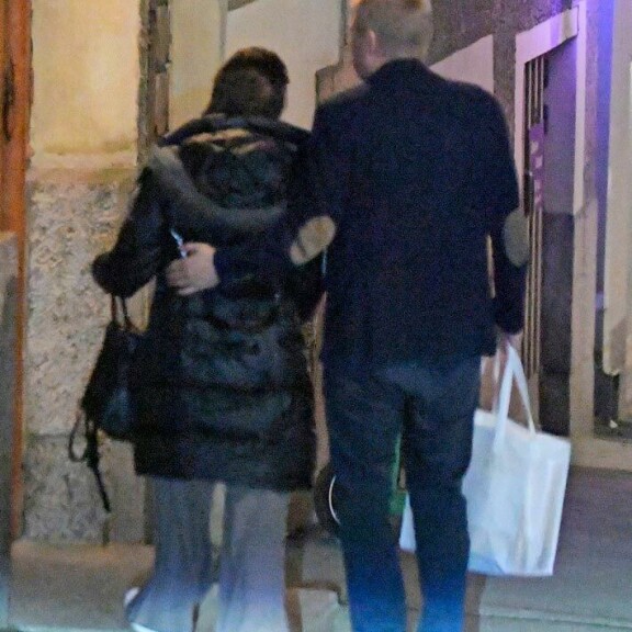 Aki piti Katria romanttisesti kainalossaan ja ohjasi samalla kaunotarta luokseen. Aki piti Katria romanttisesti kainalossaan ja ohjasi samalla kaunotarta luokseen.
