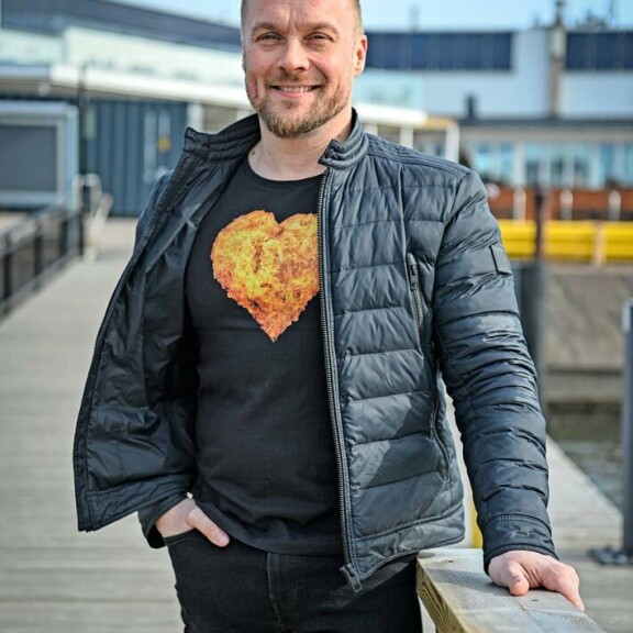 Hypnotisoija ja elämänhallintavalmentaja Sami Minkkinen on ajautunut syviin taloudellisiin ongelmiin. Hän myöntää tehneensä pahan arviointivirheen. Hypnotisoija ja elämänhallintavalmentaja Sami Minkkinen on ajautunut syviin taloudellisiin ongelmiin. Hän myöntää tehneensä pahan arviointivirheen.