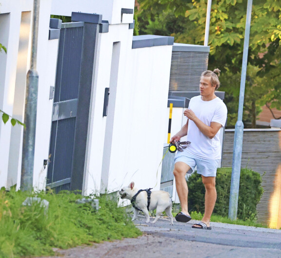 Mikael Granlund on ottanut uuden Helsingin-kotinsa lähimaastoja haltuun koiralenkkejä tehden.