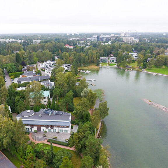 Al-Fayedin Suomen-kartanot sijaitsevat rikkaiden suosimassa Westendissä, Espoossa. Hulppea asunto kuvassa etualalla. Westend