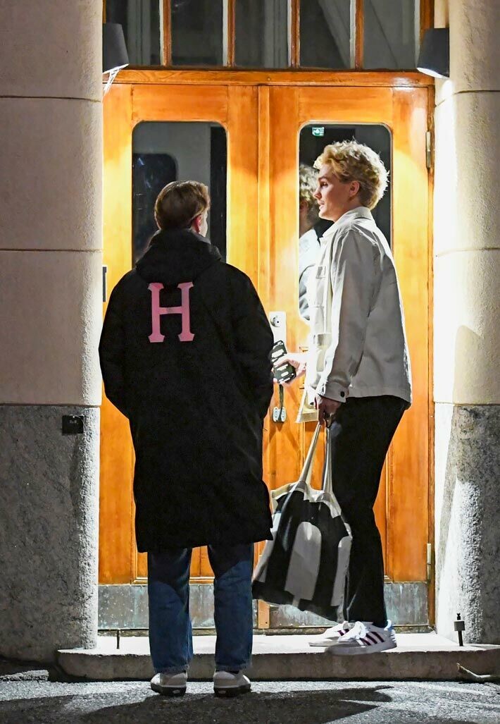 Matka öisen kaupungin läpi päättyi asuintalolle Helsingin arvoalueilla. Matka öisen kaupungin läpi päättyi asuintalolle Helsingin arvoalueilla.