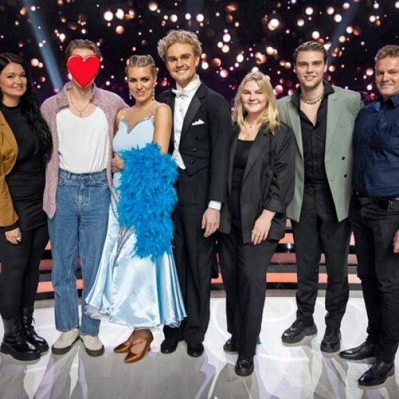 Benjaminin seurue, johon myös rakas kuului, innostui poseeraamaan myös Seiskalle. Benjaminin seurue, johon myös rakas kuului, innostui poseeraamaan myös Seiskalle.
