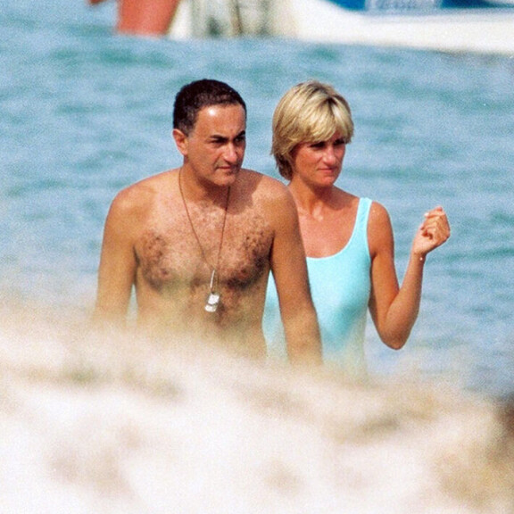 Dodi al-Fayedista ja Dianasta otettiin ikoniset salakuvat Italian-lomalta elokuussa 1997. Diana