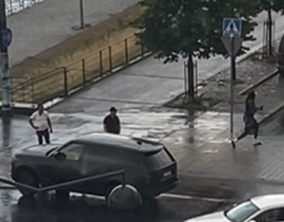 Muusikko Jore (oik.) ei jäänyt selittelemään, vaan kipitti karkuun turmapaikalta.