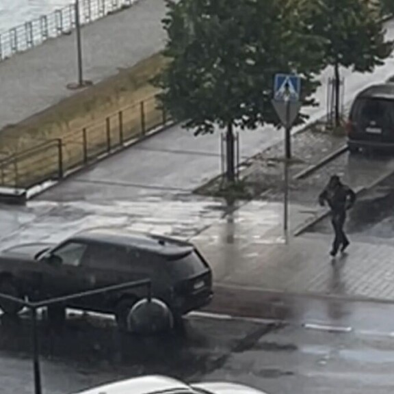 Räppäri Zpoppa juoksi siirtämään autoa pois kolaripaikalta.
