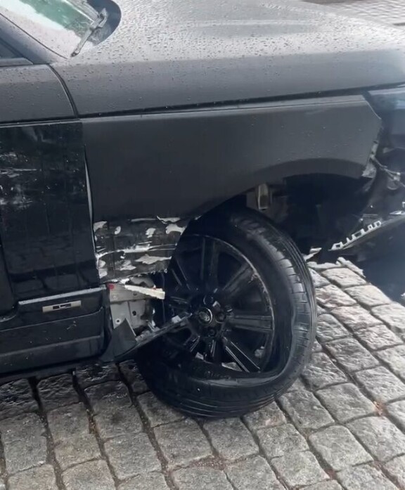 Liki 100 000 euron autoon tuli vähintään kymmenien tuhansien vauriot.