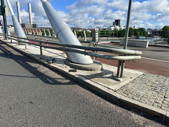 Sillankaide sai huolella osumaa törmäyksessä.