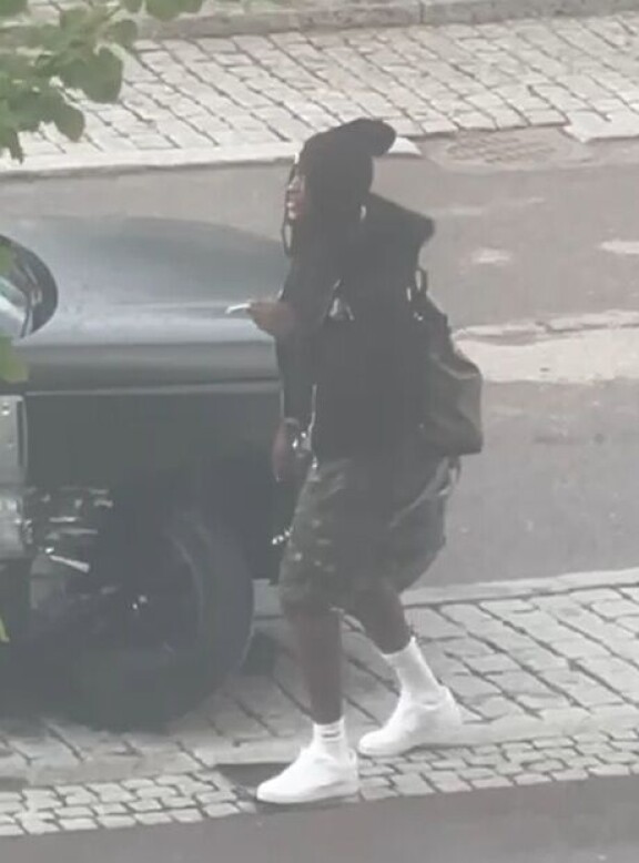 Valkoista pötkylää hyppysissään pitänyt Jore palasi poseeraamaan turma-auton eteen.